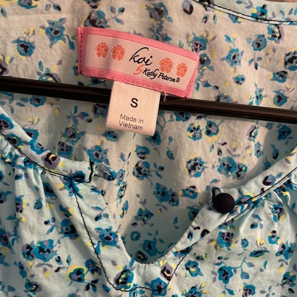 Koi floral scrub top. - Picture 5 of 5